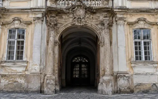 Intrarea principală la Brukenthal Palace