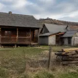 O imagine de ansamblu a unei gospodării rurale la poalele unui deal