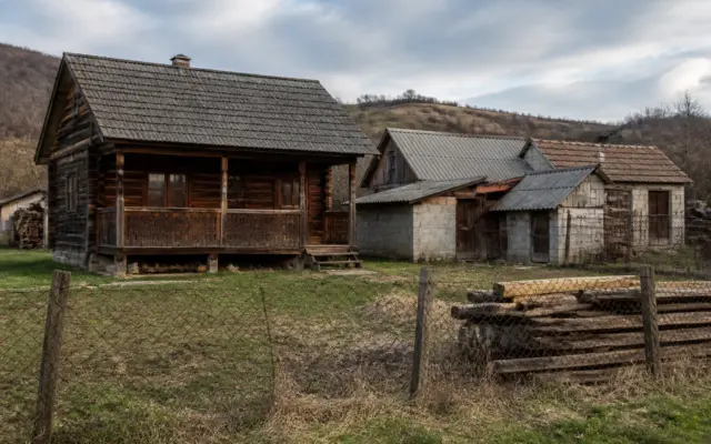 O imagine de ansamblu a unei gospodării rurale la poalele unui deal