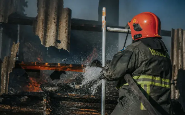 Incendiul din Mediaș. Trei persoane, între care o fată de 11 ani, au ajuns la spital