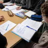 Students la sesiuni de meditații gratuite