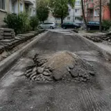 O imagine ce ilustrează un șantier urban de reabilitare a infrastructurii rutiere și pietonale