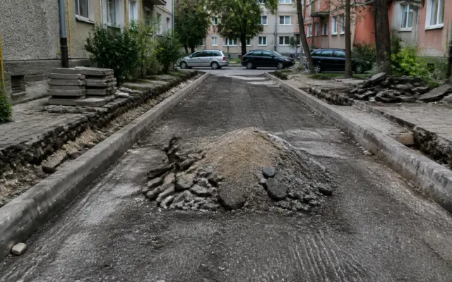 O imagine ce ilustrează un șantier urban de reabilitare a infrastructurii rutiere și pietonale