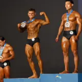 Sportivi pe podium cu medaliile, la Mondialele de culturism